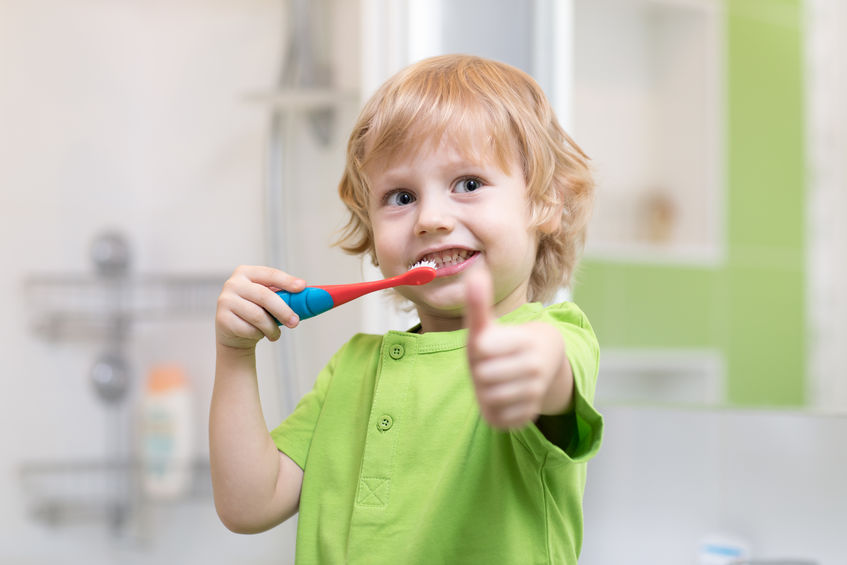 Dziecko myjące zęby
